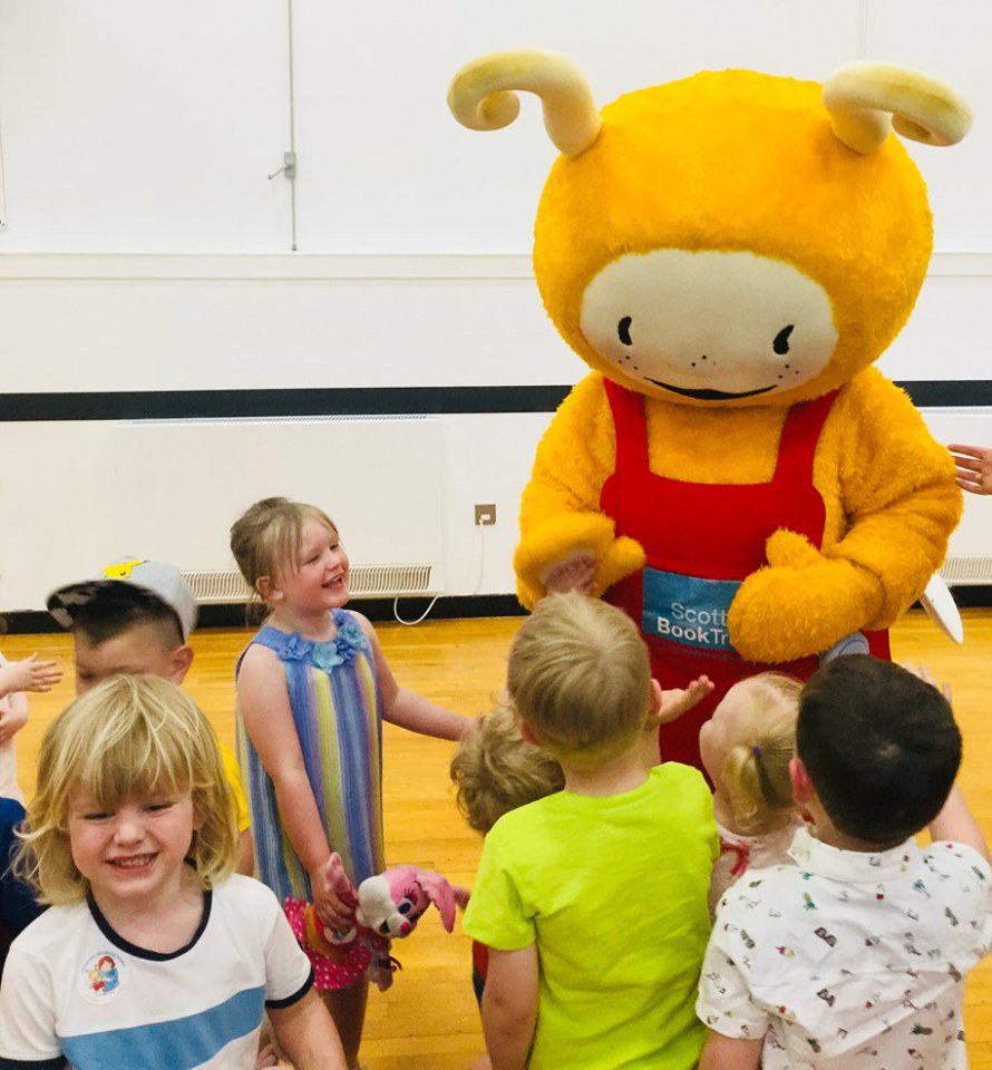InverclydeLibs's tweet image. Here we go round the picnic blanket...on a lovely 🌞 day!

We had a fab time at our Big #Bookbug Party...an afternoon filled with fun, laughter, stories, songs, rhymes and even a picnic! #BookbugWeek #BookbugFun #BookbugsBigPicnic @Bookbug_SBT