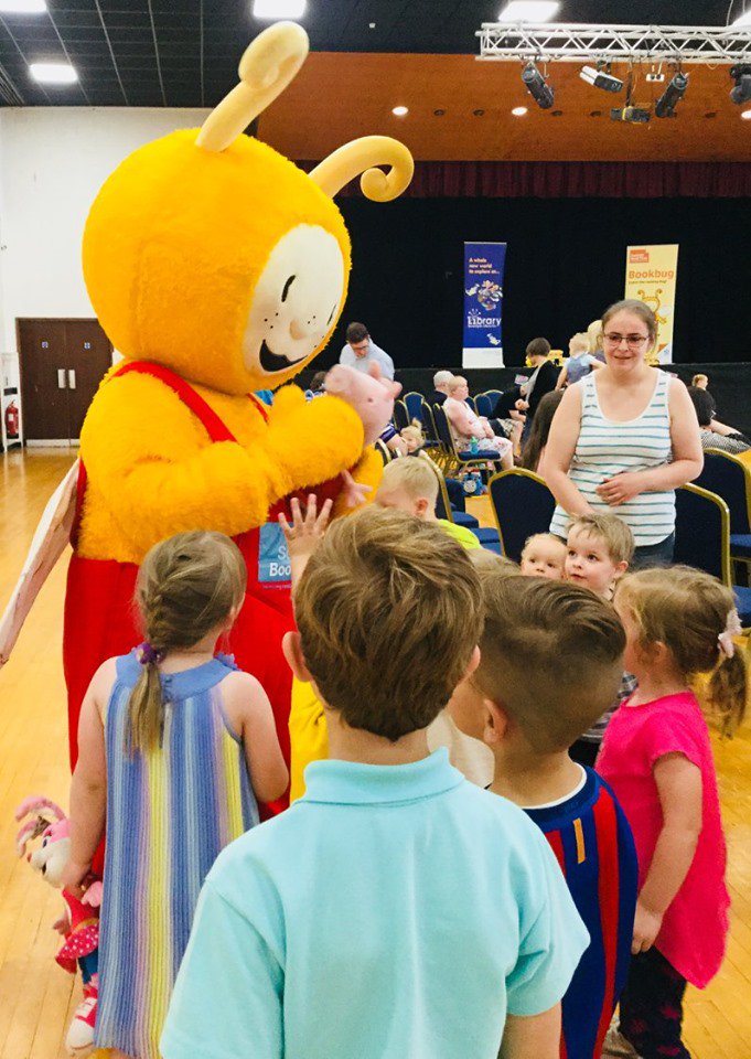 InverclydeLibs's tweet image. Here we go round the picnic blanket...on a lovely 🌞 day!

We had a fab time at our Big #Bookbug Party...an afternoon filled with fun, laughter, stories, songs, rhymes and even a picnic! #BookbugWeek #BookbugFun #BookbugsBigPicnic @Bookbug_SBT