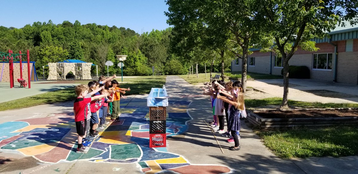 KyleHamstra's tweet photo. A favorite way to use Twitter? Setup shots help!
1) Caution for Ss permissions
2) Use tweet to preview lessons for future classes. Here's the technique and structure, now we have more time for #handsonlearning. #ddestem #ddestemboatrace #SwimFwd #sci1P11 #sciKP22 cc: @BarbVinal https://t.co/rCTNLEDeu5