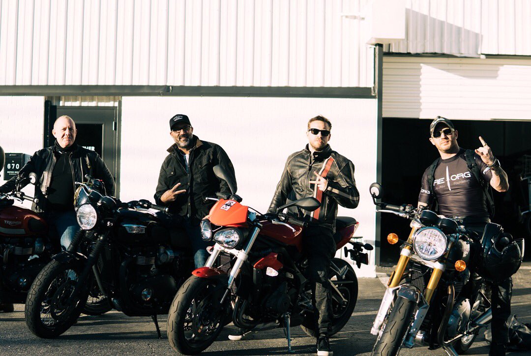 The bikeriders 2023. Мотоцикл Тома Харди. Байкеры с Томом Харди. Том Харди Triumph. Том Харди на мотоцикле.