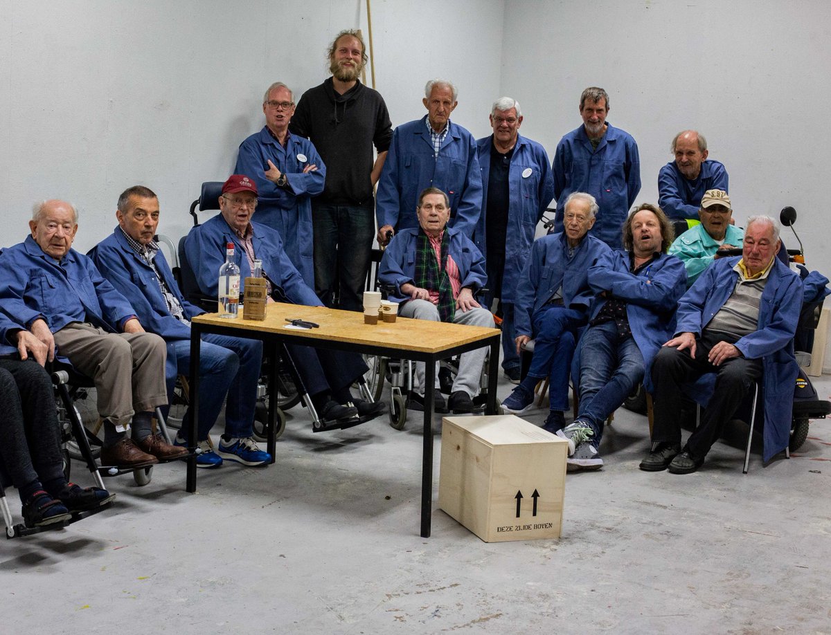 andhappy_NL's tweet photo. Timmeren, zagen, schuren en zeefdrukken: de Vonderboys, een groep mannelijke bewoners van Vitalis Vonderhof in Eindhoven, deinzen niet terug voor een echte mannenklus. Eén van hun recente projecten is het in elkaar timmeren van de verhuiskisten van Ria's Escape Room. https://t.co/V8pTMBz2Ph