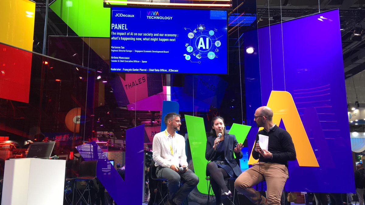 JCDecaux_France's tweet image. L'impact de l'IA sur notre société et notre économie, c'était le thème de la table ronde animée par FX Pierrel, CDO JCDecaux, avec Jérôme Monceaux, fondateur de Spoon et Marianne Tan, Regional Director (Europe) du Singapore Economic Development Board. @LiveWithAI #VivaTech