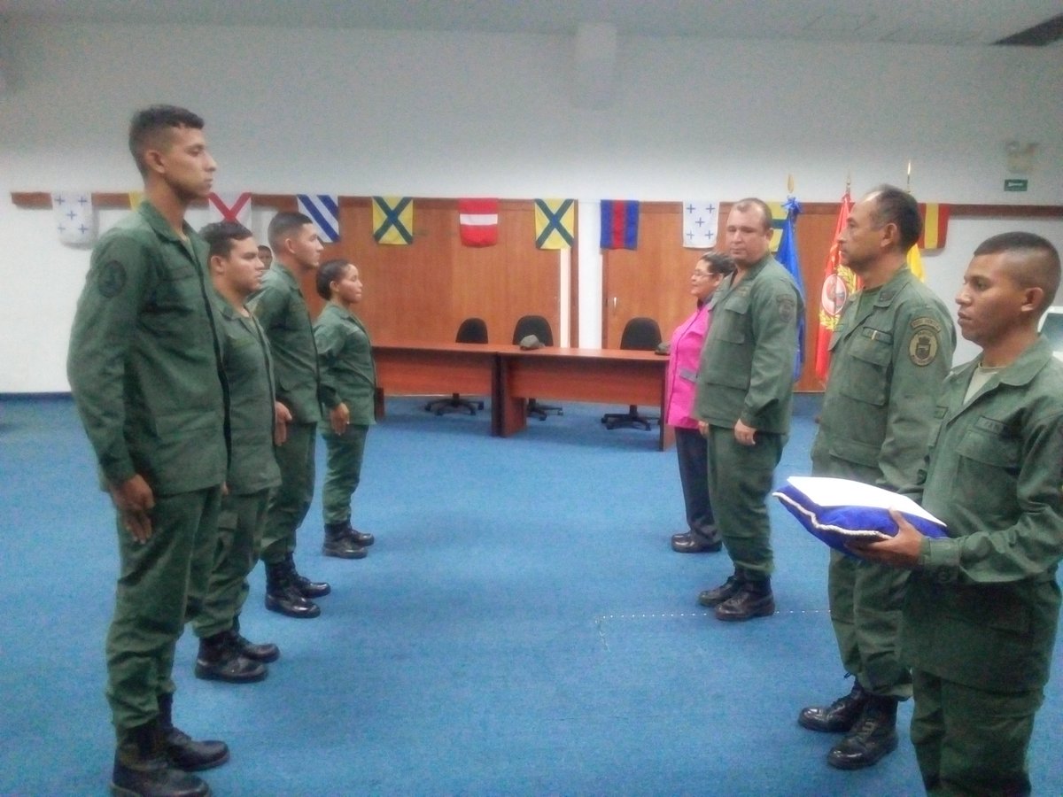AB_BNAR's tweet photo. El #14MAY Acto Con motivo a las Clausura del Curso de Gastronomia Naval 2019 en la @AB_BNAR dictado por la Chef Instructor Lic. Nakary Ledezma patrocinado por el CA José González Torrealba Comandante de la @AB_BNAR 

@ArmadaFANB 
@AB_DINALO https://t.co/yUDgWjfOg0
