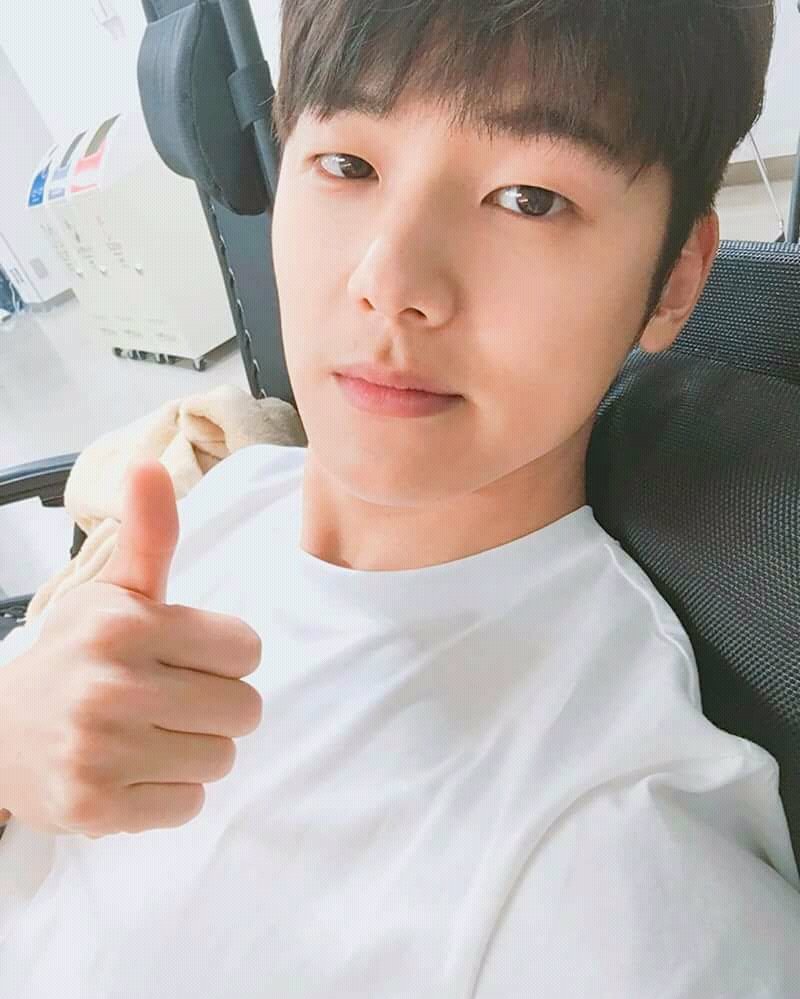 Britoryy's tweet photo. @MR_KANGGUN @lila_mican Funny moment brought it by Mr. Kanggun 😉😂😄

Kang Minhyuk's new detergent commercial? 

#cnmeme #CNBLUE #KangMinHyuk  #cnmememedia #강민혁

©lila_mican https://t.co/ZKyu2WjopC