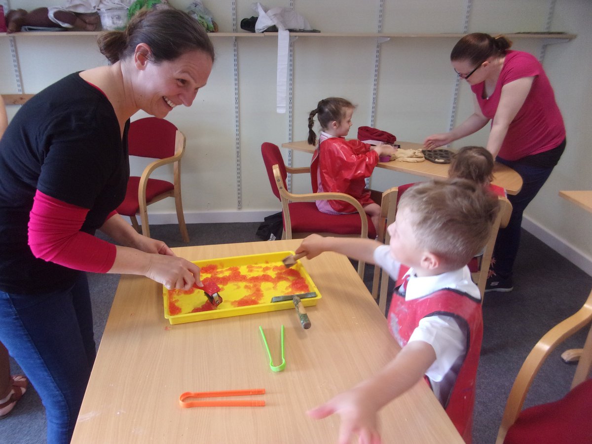 RiversideHfd's tweet photo. Some Reception parents had such a fun morning with their children doing lots of messy play. If you are interested in joining in with future workshops please speak to Becky Coultas. https://t.co/i9giyIY4td