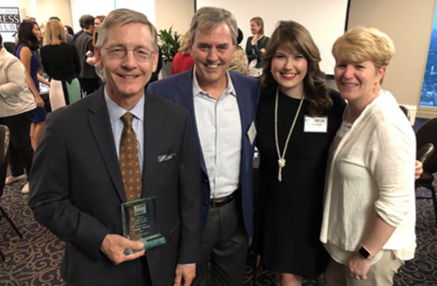 UGAGrady's tweet photo. Congratulations to #GradyAlum @RandyTravisFox5 (ABJ ’82) on winning a #Peabody this year, and to #GradyStudent @ashlyntwebb for helping.
“This is the cream of the crop,” Travis said of the @PeabodyAwards. "This is an award that you dare to dream about.”
https://t.co/QH70KwDSez https://t.co/pfrdkSHYYe