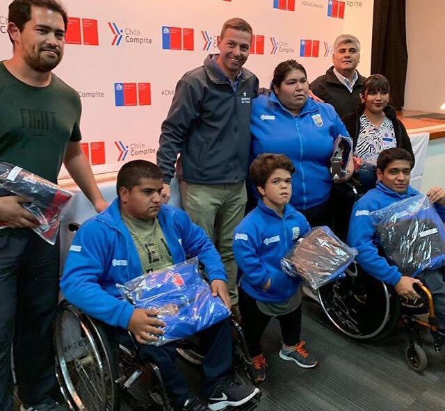 V_teletonIqq's tweet photo. La delegación deportiva que representa a #Iquique ya está lista con su equipamiento para viajar a competir en los Juegos Nacionales y Paranacionales de #Chile! 🏓🏀🏊🏋️‍♀️
Gracias @INDChileOficial @JulioVolenski @MTTTarapaca @paralimpicoCHI https://t.co/d5OGASfTKc