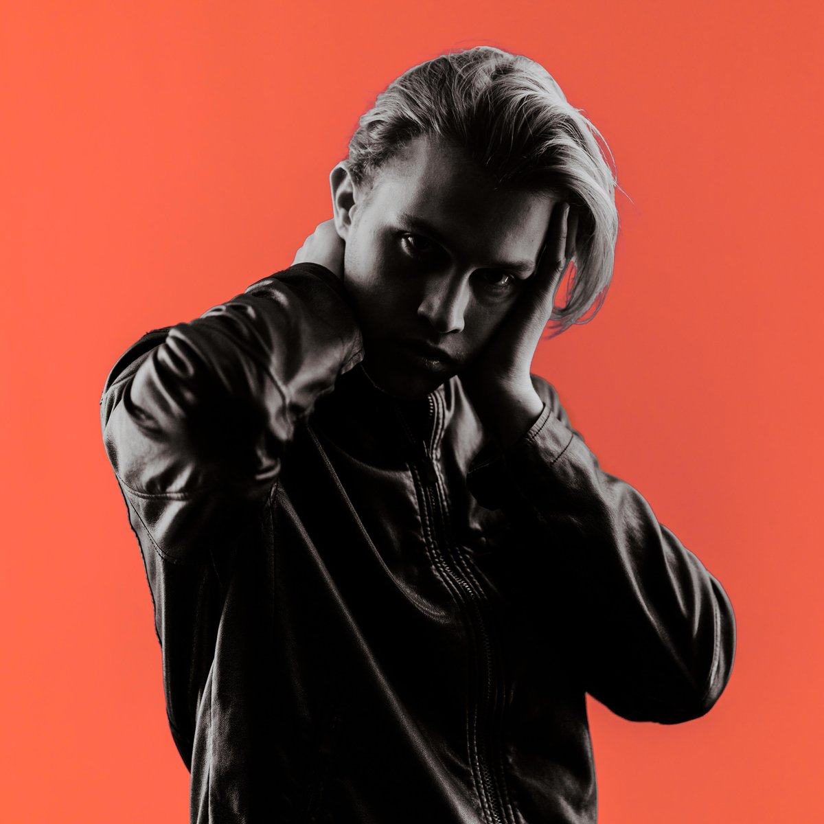 LiveListenShare's tweet image. Caleb Kopta is at it again with his infectious indie grooves. Kopta's new video bathes him in a red glow with periodic bursts of colorlessness. Turn your speakers up, you'll want to listen to this song loudly; premiering now on the site!

bit.ly/plp_calebkoptap