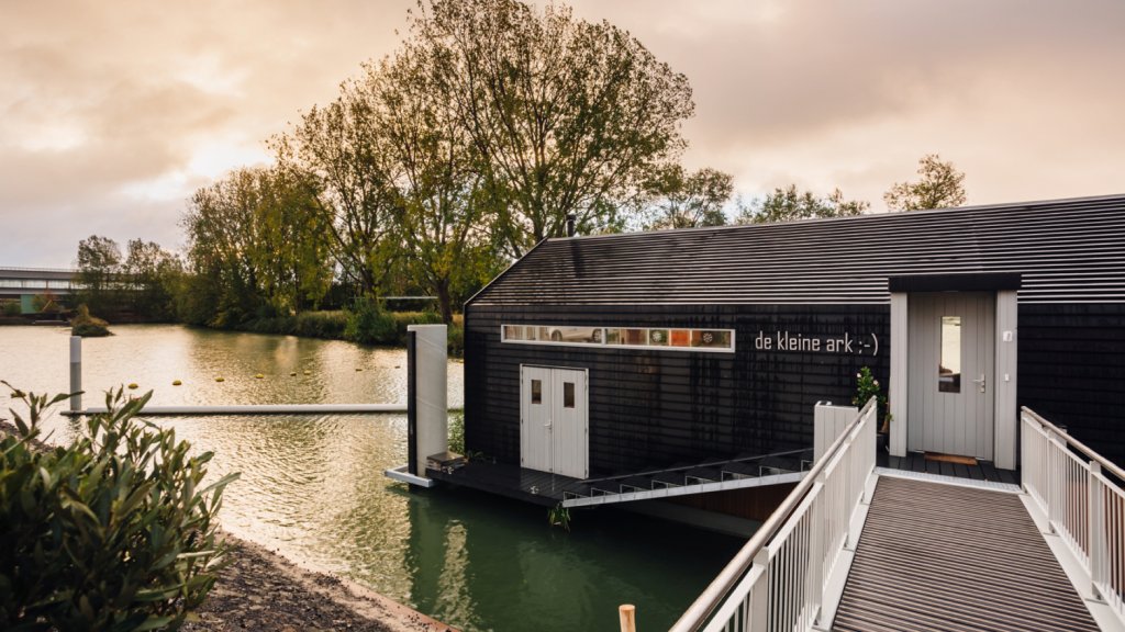 Bright's tweet photo. De 'Woonboot van het Jaar' is opgebouwd uit 143 geprefabriceerde houtskeletbouw-elementen die straks door robots in elkaar gezet worden https://t.co/JNvTXMi6wr https://t.co/FqzizQ1NZM