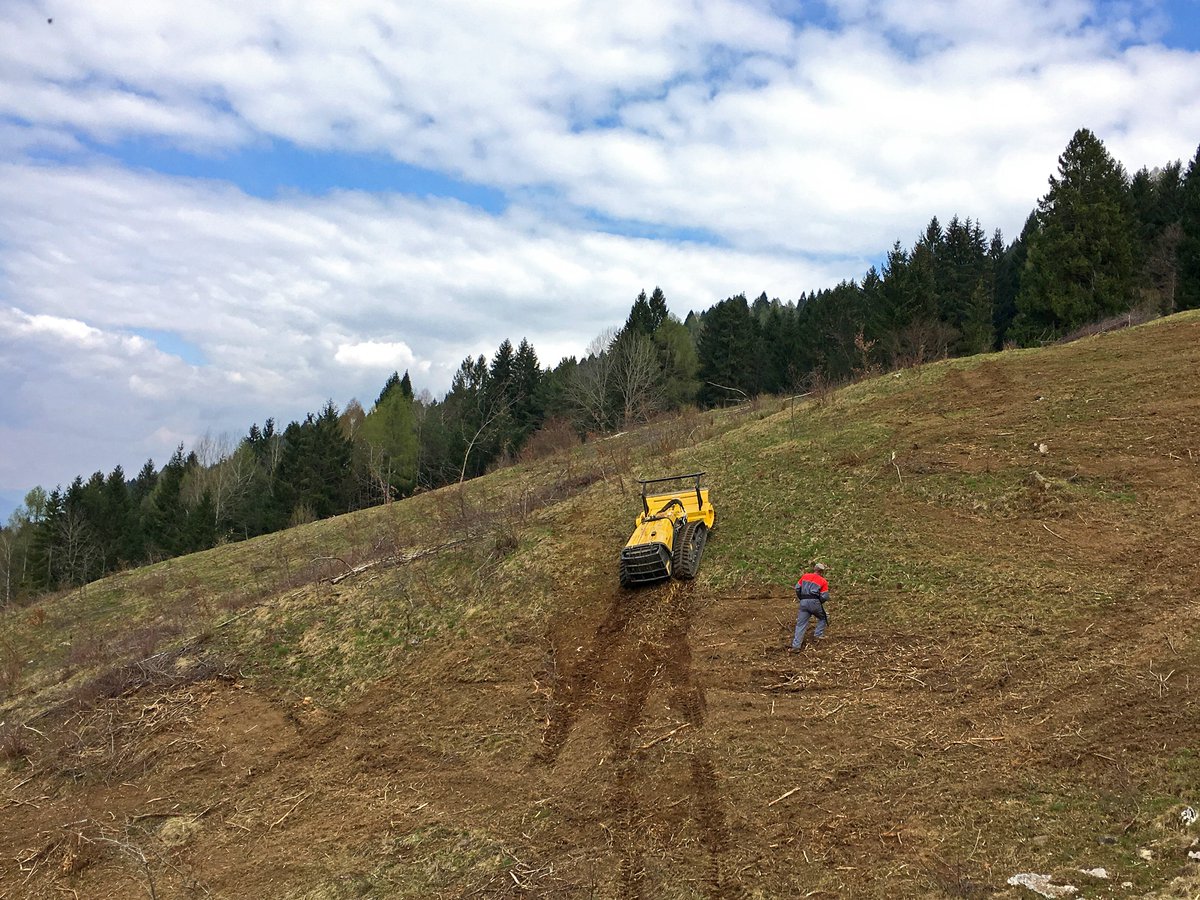 Energreenspa's tweet photo. Dimostrazione a Trento, Malga Brigolina, di due Macchine radiocomandate: #RoboGREENEvo e #RoboMAX
#ProfessionalMachines #RemoteControlled #ToolsCarrier #ForestryWork #Tecnology #ForestryHead #ExtremeSlopes #MultifunctionalMachines #Demo #Forestry #Evolution #Nature https://t.co/3sCgZJD9TL