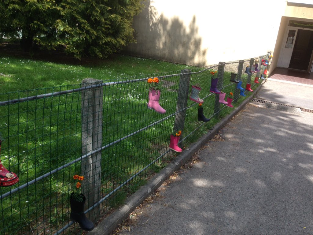 Ce1Pmc's tweet photo. #PMCE3D Cet après-midi, nous avons recyclé de vieilles bottes en pots de fleurs. Nous avons planté des œillets d'Inde. C'est beau! https://t.co/3gfcC2d0W5