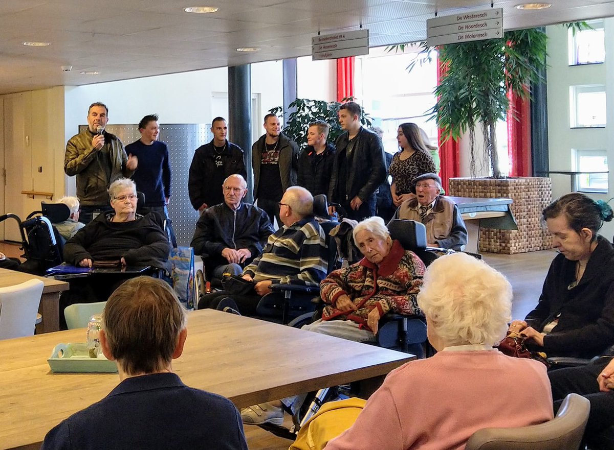 Wethouder De Haas zwaaide bewoners van de Jan Thijs Sijnenhof en jongeren activiteitengroep Diever uit voor hun uitje naar de orchideeënhoeve. De jongerengroep organiseerde deze ontmoeting voor jong en oud. Een mooi voorbeeld van de inclusieve samenleving gemeentewesterveld.nl/Bestuur_en_org…