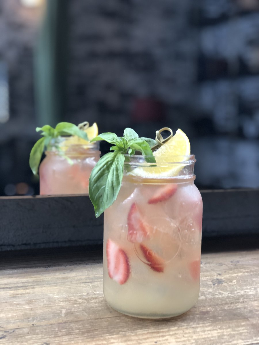 Este sábado no pierdas la oportunidad de probar nuestros nuevos cócteles disponibles solo por un tiempo limitado. ¿Qué tal una sangría con fresas y melocotón por ejemplo?;) #SaturdayNight #HRCValencia