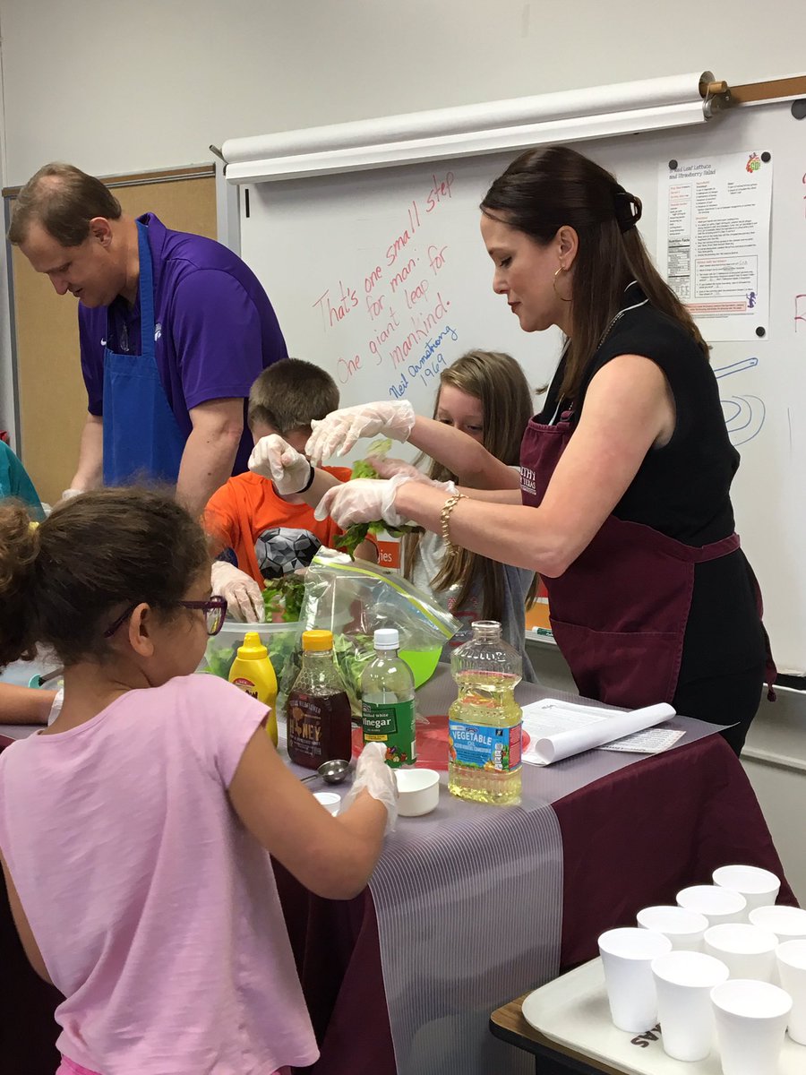 Rancho_AISD's tweet photo. Check out our celebrity cookers making red leaf lettuce and strawberry salad with our 3rd grade students. #freshgrown #EducationThatMatters https://t.co/1CUFkSqnfI