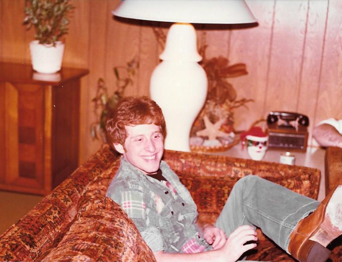 TexasScience's tweet image. #TBT Alum @AlanStern relaxing on the couch in the 1970s, around the time he attended @UTAustin. He now leads @NASA’s #NewHorizons mission.

🎓 Stern will speak at our 8AM &amp;amp; Noon #CNSGrad #UT19 Commencement Ceremonies on May 25.
More on Stern at txsci.net/2HAhgHQ