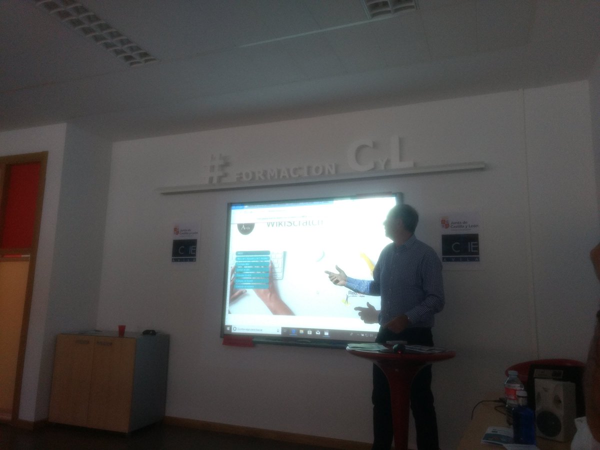 MMCCAvila's tweet photo. @CrieNaturavila explicando #WikiScratch trabajando con #AulaVirtual + @scratch https://t.co/x5XTzWfwMH