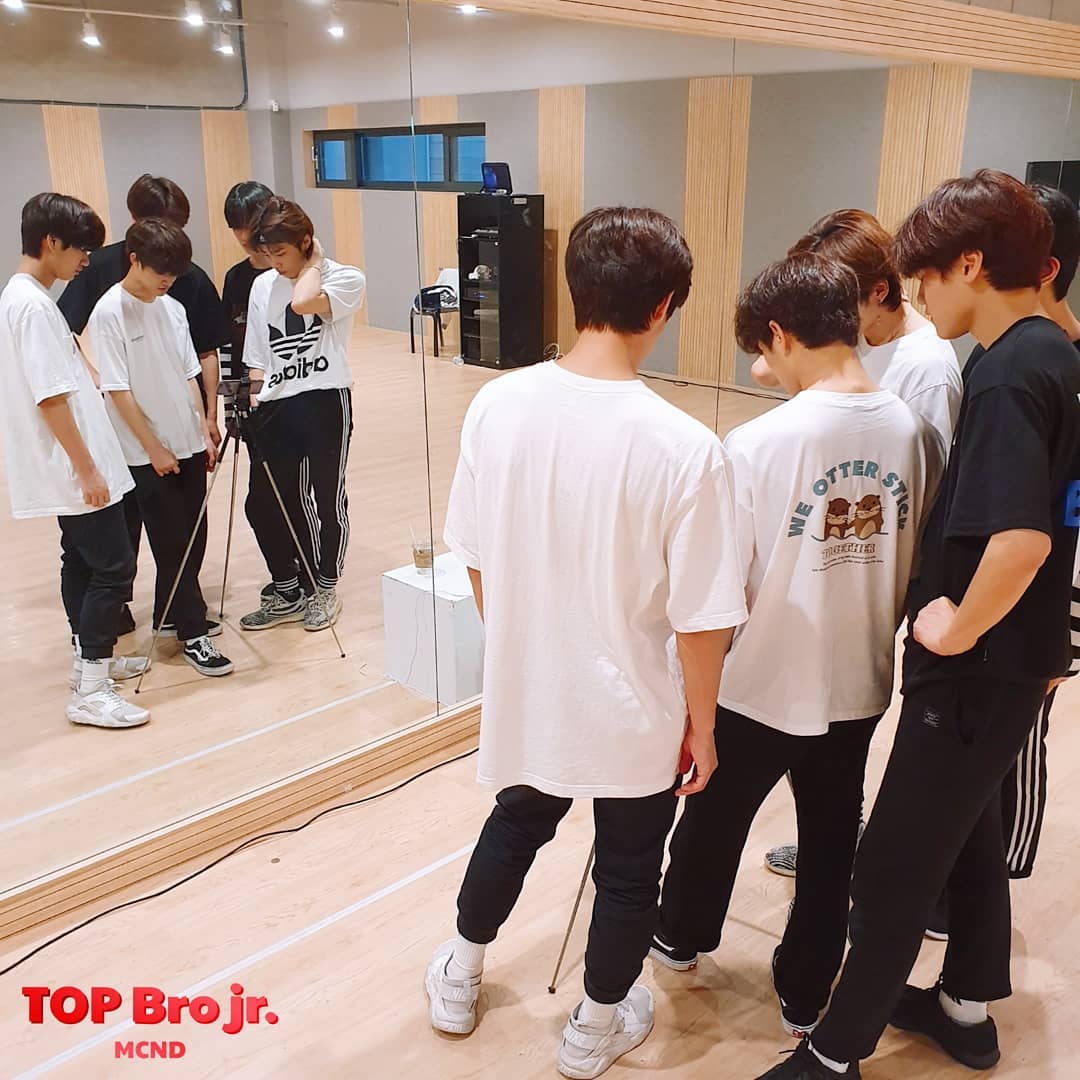 Mcnd_Brasil's tweet photo. [#Instagram] 160519

"Praticando #faça #assista repetição infinita #monitorando
#topmedia #MCND #CASTLE_J #BIC #MINJAE #HUIJUN #WIN #prática #monitorando #👀"

~⭐|@Mcnd_Brasil https://t.co/k8PW7BbcXX