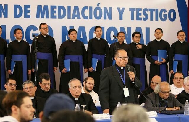 hawrence_'s tweet photo. Lesther: Ríndase!

Dr. Tünnerman: Su discurso ha sido decepcionante 

Medardo: El pueblo te pide que te vayas

Mons. Mata: La CEN le exige a usted señor presidente el acuartelamiento de la policía 

Madelaine: Pidieron lista de nuestros muertos y aquí se las tenemos
#SOSNicaragua https://t.co/QzmXCROJ6W
