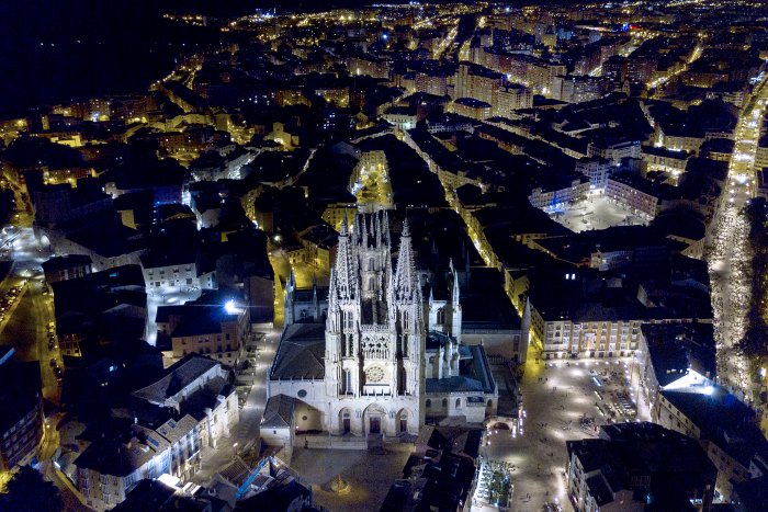 Espectacular foto nocturna de la catedral de #Burgos del #fotoperiodista Israel L. Murillo que participa en el concurso de <a href="/FundacionEndesa/">Fundación Endesa</a>. Puedes votar por ella aquí 👇
a.cstmapp.com/voteme/30797/6…