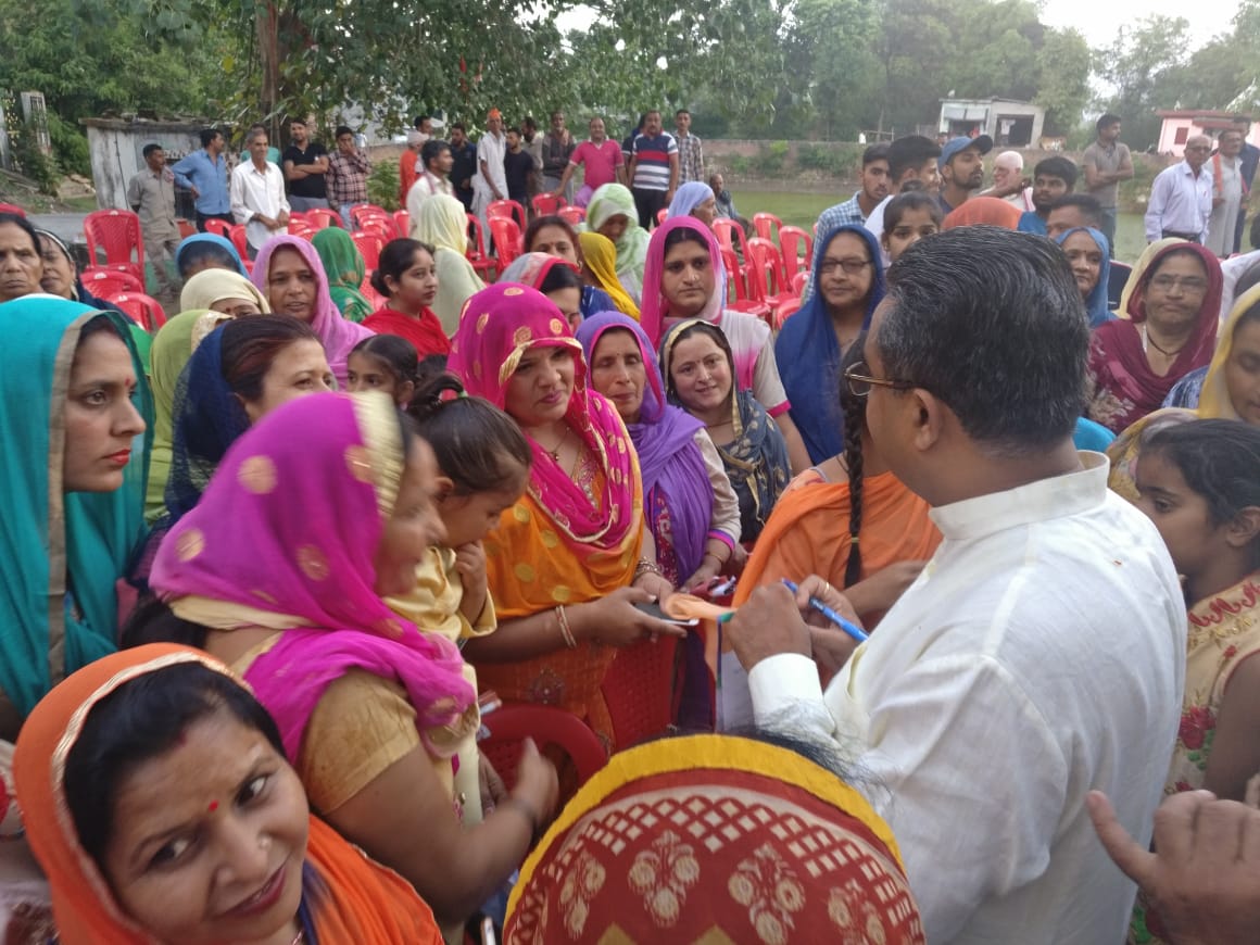 KalpnaS01087555's tweet photo. गांव, गरीब, मजदूर, किसान की पुकार,
फिर एक बार मोदी सरकार ।
आज ग्राम पंचायत अप्पर प्रागपुर व वणी मे माननीय मंत्री  श्री विक्रम ठाकुर जी ने जाकर भाजपा प्रत्याशी श्री अनुराग ठाकुर जी के लिए वोट करने की अपील की। ओर जनता ने भी विशवास दिलाया की |
#अबकीबारफिर4की4 https://t.co/hClJ7w0B8G