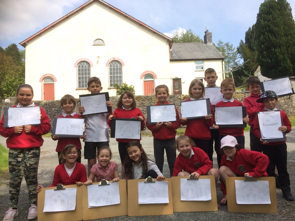 YsgolSyr's tweet photo. Arlunwyr o fry wedi bod yn braslunio capel Ponterwyd fel rhan o waith ‘perthyn’. Amazing artists spent the afternoon sketching Ponterwyd chapel as part of our work on ‘belonging’ #dinasyddion #cymunedleol #celfyddydamynegiannol #celf #welshchapel #4diben https://t.co/XyVAoAlTrL