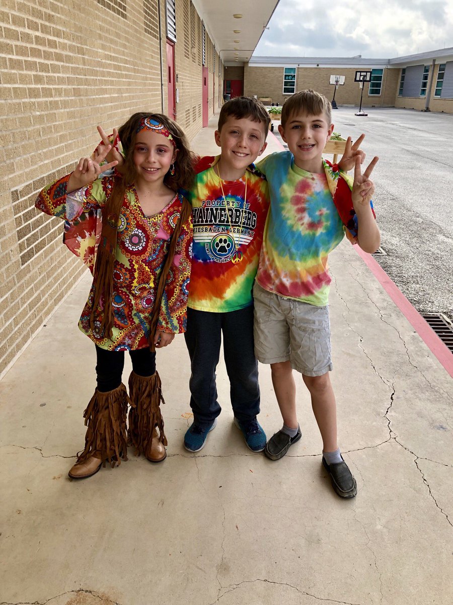 DelunasCubs's tweet photo. It's Mrs. Francis' retirement celebration! 70s all day! Right on! #FSHEROCKS @MrsArriaga4 https://t.co/VELc295Szc