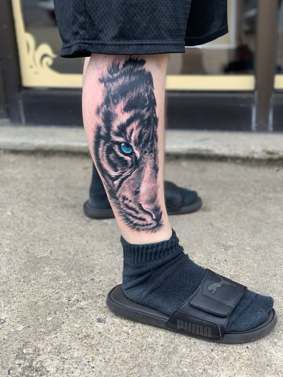 MikeyLoTattoos's tweet photo. Tiger to start this leg project! https://t.co/iTwlcqHxWE