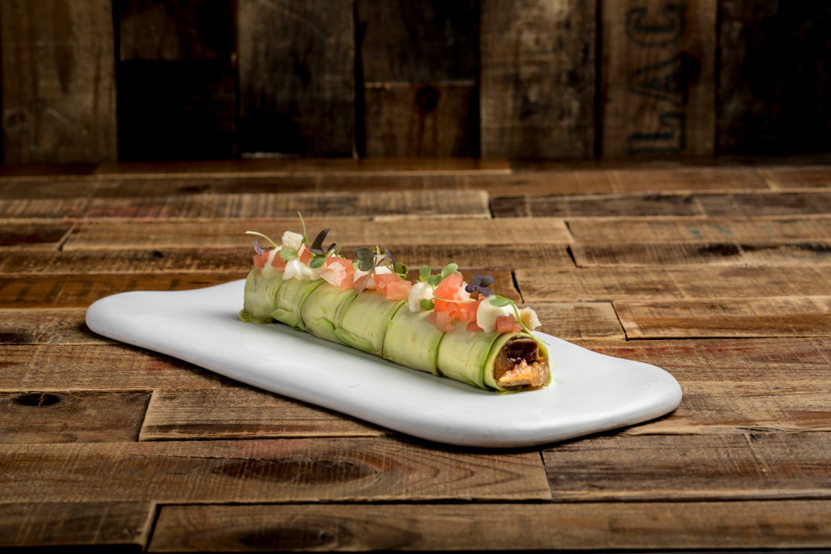 Puedes devorar esta foto con la mirada... O puedes venir a probar el canelón de aguacate, bonito marinado y pico de gallo en vivo y en directo reservando en bit.ly/canallamadrid
---
#CanallaGastro #CanallaBistro #CanallaBistroMadrid.