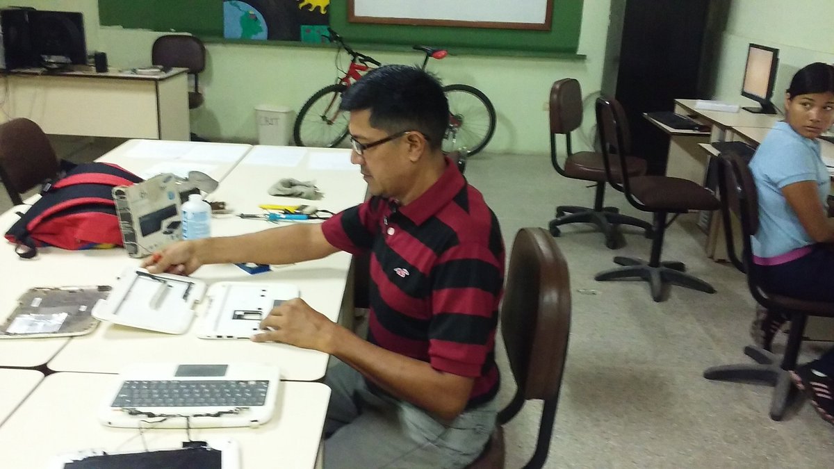 Cbit_Matute_S's tweet photo. Relizando reparación de laptop (CIAT). cambio de carcasa dañada a laptop de docentes. https://t.co/wIPPK6vCqW