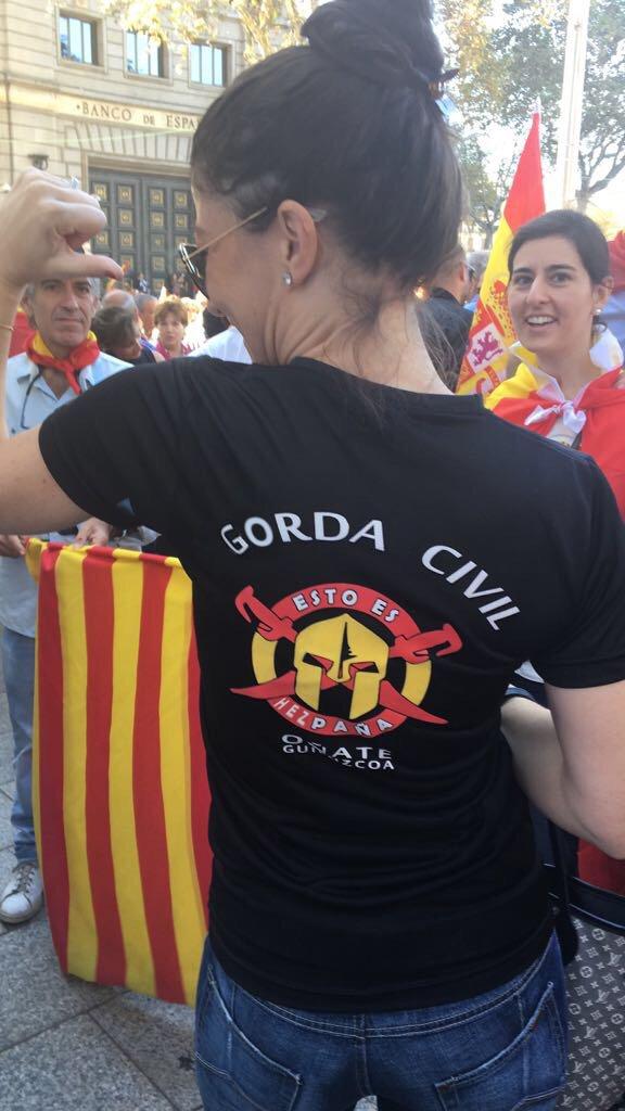 Macarena Olona on Twitter: "@policia @guardiacivil Fue un honor que me regalasen camiseta. Volví vestirla en la manifestación en Barcelona en octubre de El lema? https://t.co/KsZ68UXAoX" / Twitter