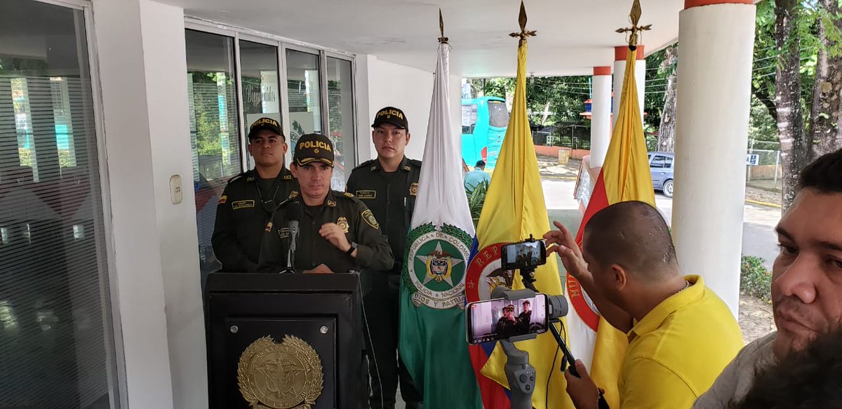 PoliciaDeTolima's tweet photo. #AEstaHora en #Melgar #Tolima realizamos con @alcaldiamelgar una rueda de prensa.

Damos a conocer a los medios de comunicación los importantes resultados operativos llevados a cabo por funcionarios de Policía Judicial @DIJINPolicia en este municipio. #ElQueLaHaceLaPaga https://t.co/24vJJuUZvN