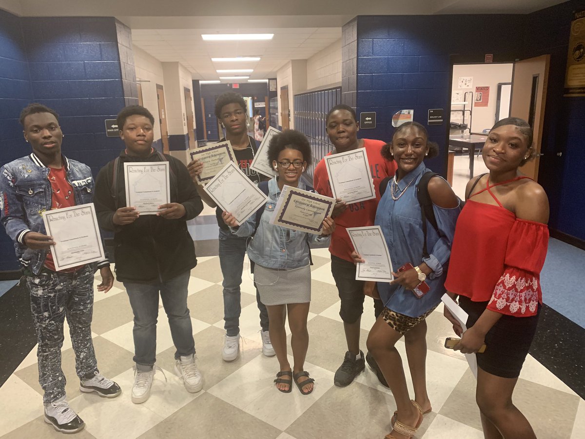 leehighhsv's tweet photo. Lee High Freshmen receiving awards and signing their #CommitmentToGraduate #ClassOf2022 #familee @kitrisetorain @twoods52 @Ms_Cummings2 @megscarroll https://t.co/lWOpLSlLrf