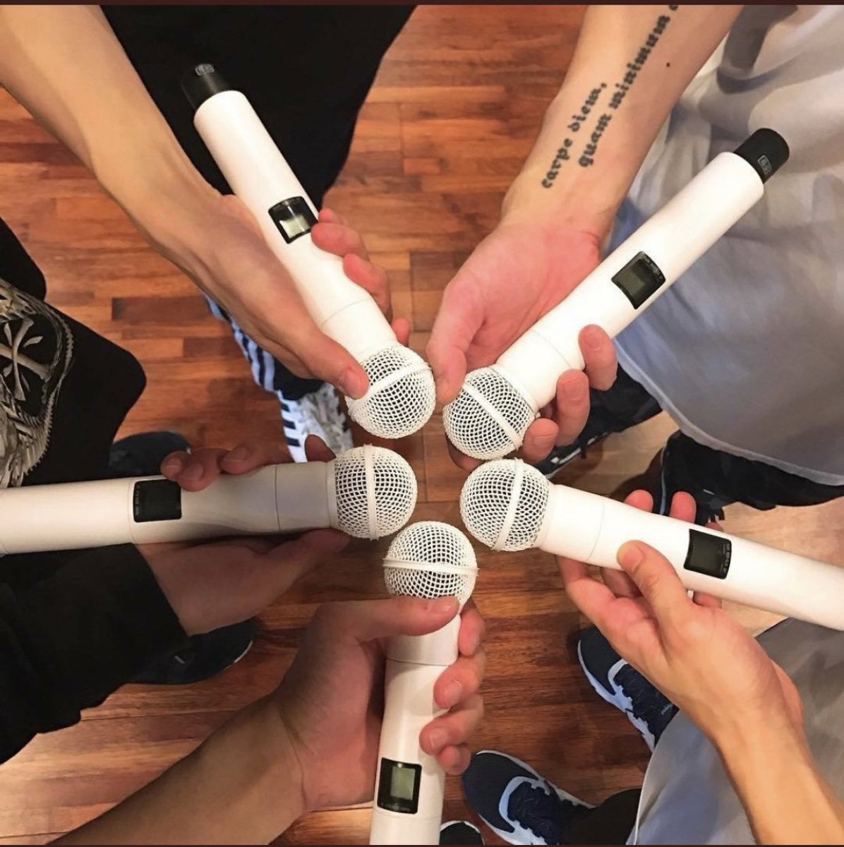 miha_highlighdw's tweet photo. #매일매일_보고싶어_하이라이트
君たちを求む💙❤️💛💚💜
それは近い将来実現する✌︎💖
だから 今は 待つのです！！
それまでは彼らに恥ずかしくない ステキなLightになっていようという 課題を自分に課そう😌💖
きっと彼等はピカピカに輝いてはずだから✨✨✨✨✨ https://t.co/L7FPhFUJoB