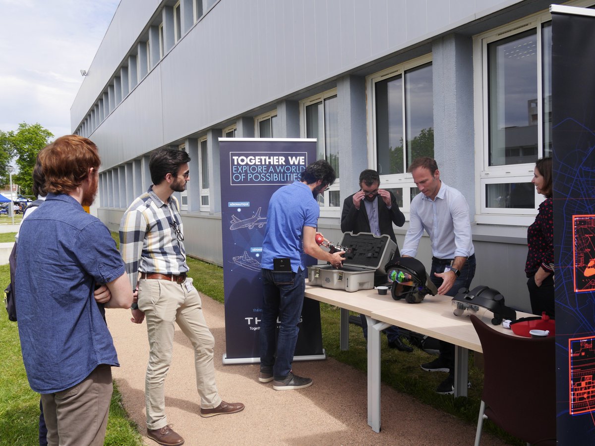 ArtsetMetiers_'s tweet image. #DéfenseAM
Les entreprises @ArianeGroup, #Roxel et @thalesgroup étaient présentes aujourd'hui sur le campus #ArtsetMétiers de #Bordeaux pour présenter leurs innovations technologiques au service de la #Défense et les carrières possibles pour nos #ingénieurs