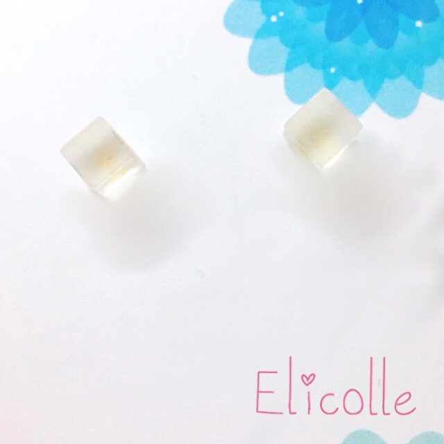 TE_accessories's tweet photo. シンプルな小粒ピアス。
磨りガラス加工のものや花びら※石などで同じ模様はひとつもありません。
1度見に来きくださいね✩
#デザインフェスタ49 #デザフェスJ79 #デザフェス 
来月はパリであるJapan Expoに出展します⸜❤︎⸝‍ https://t.co/eGKNcKEPSY