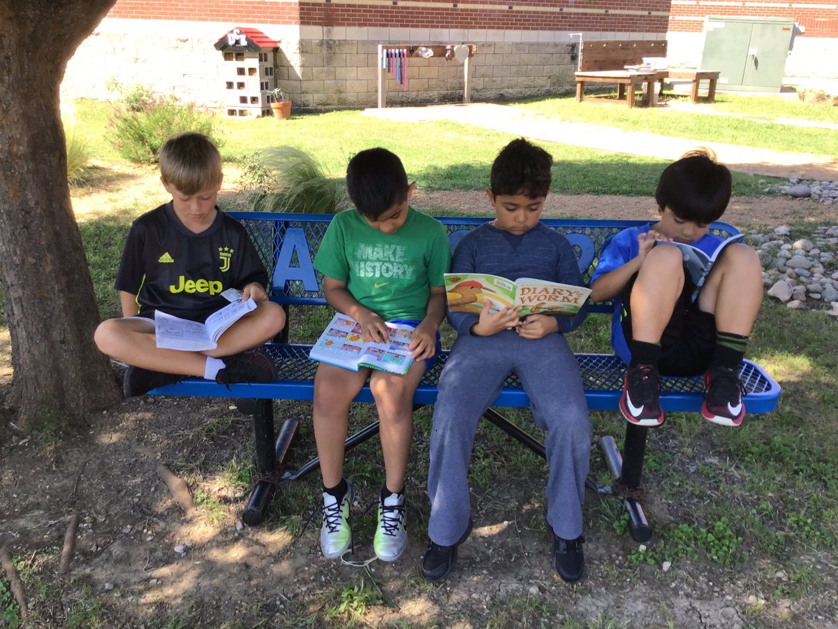 Awilkdce's tweet photo. We are so lucky @DCEtrailblazers to have a beautiful and relaxing garden to enjoy some outdoor spring reading. #dcedli #CISDCOVERSTORY https://t.co/eX216lutbW