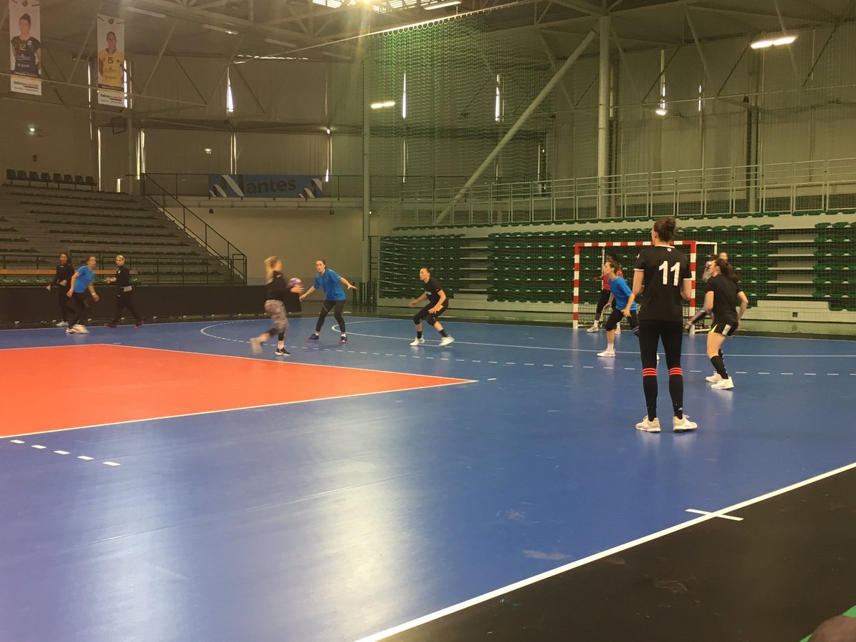 neptunesnantes's tweet photo. On continue de bosser dur à Mangin 💪 J-2 avant le dernier match de la saison 🔥 et une 3ème place à aller chercher 👊 #Teamroses #nahb #handball #nantes #playoffs #lfh #objectifpodium https://t.co/E8snlm8XSB