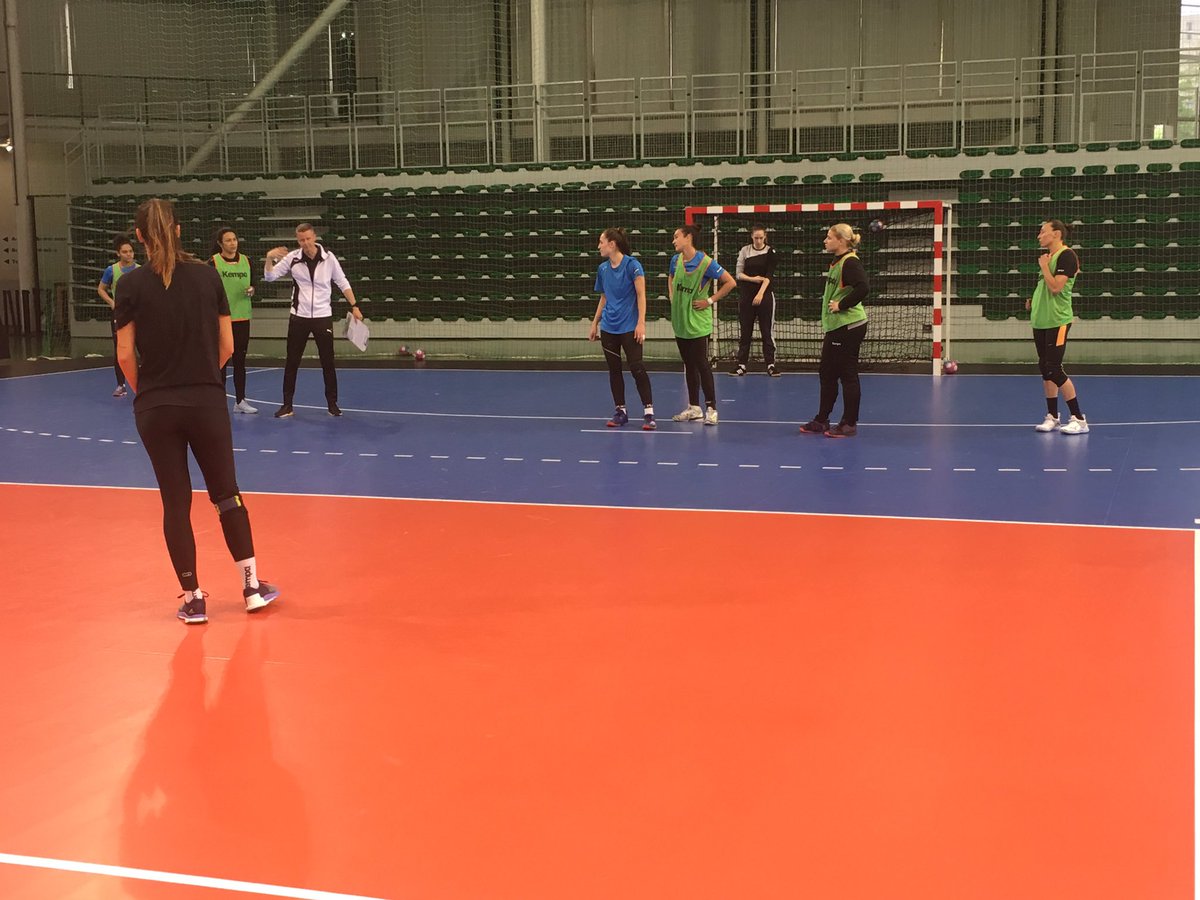 neptunesnantes's tweet photo. On continue de bosser dur à Mangin 💪 J-2 avant le dernier match de la saison 🔥 et une 3ème place à aller chercher 👊 #Teamroses #nahb #handball #nantes #playoffs #lfh #objectifpodium https://t.co/E8snlm8XSB