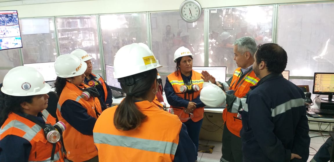 ENAMIChile's tweet photo. AHORA | Comité Vivienda "Juntos por un Sueño" de #Paipote en visita por instalaciones de Fundición HVL. Recorren salas master, meteorología y área producción para conocer procesos y adelantos realizados para mejorar captura de gases y cumplir #DS28 #ENAMImásCerca #SOMOSComunidad https://t.co/kmeH1aCDQG