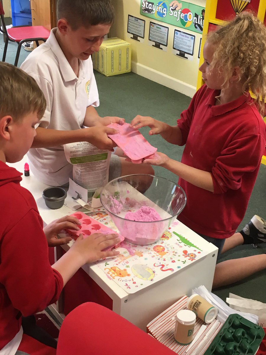 BGrovePrimary's tweet photo. Y6 entrepreneurs making their products for next weeks @VirginMoney grow £5 enterprise afternoon. #CreativeHabitsOfMind https://t.co/VBG9aN2Yad
