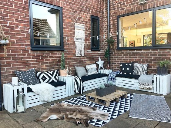 How fab does this outdoor lounge area look. All made from apple crates. So much cheaper than conventional seating sets too!
Info on crates here: bit.ly/2thLFls
 .
 .
 .
 Pic credit via pinterest / instagram.com/at_lucys_house…… #applecrates #outdoorfurniture #rustic #bohochic