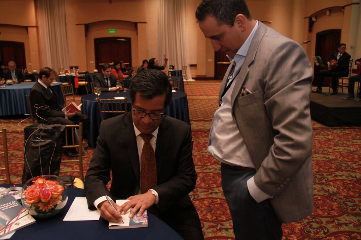 SECACV's tweet photo. Presentación del libro MANUAL DE EMERGENCIAS VASCULARES en el Congreso QUITO VASCULAR 2019!
Un libro dedicado a especialistas no vasculares, médicos generales, enfermeras. Lenguaje sencillo, full color, algoritmos de manejo, etc. 
Gracias por su apoyo! https://t.co/AsPbYNHTEo