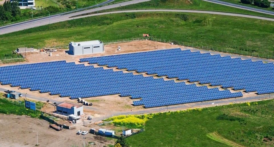 MelinaBelenOest's tweet image. En #SantaFe hace mucho trabajamos con energías alternativas. Presentamos #Generfe, Programa de Generación de Energías Renovables de la Pcia. Vamos a construir 8 parques fotovoltaicos y uno eólico; para generar energía de forma distribuida y bajar los costos !! #MiguelLifschitz