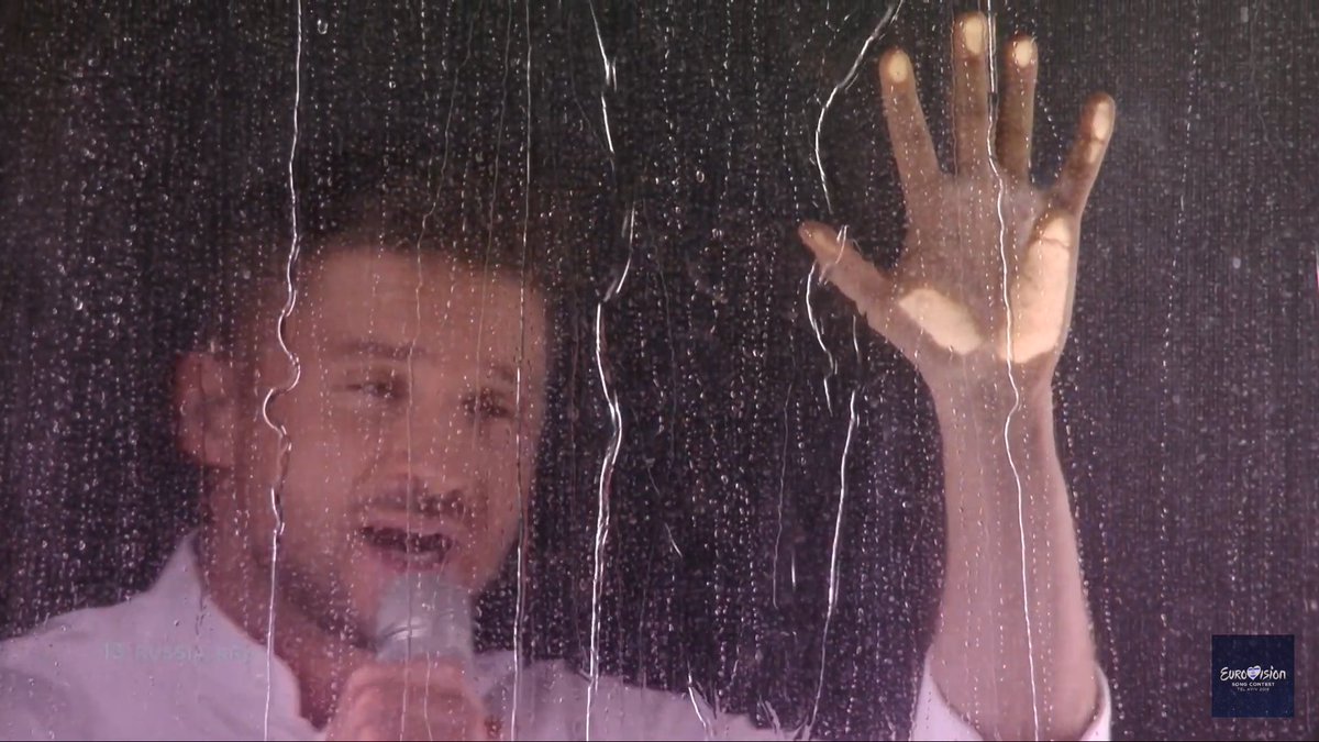 мем я тебя поцелую и ты намокнешь дважды. мем под дождем. грустный человек под дождем. дождик мем. мокрый человек.