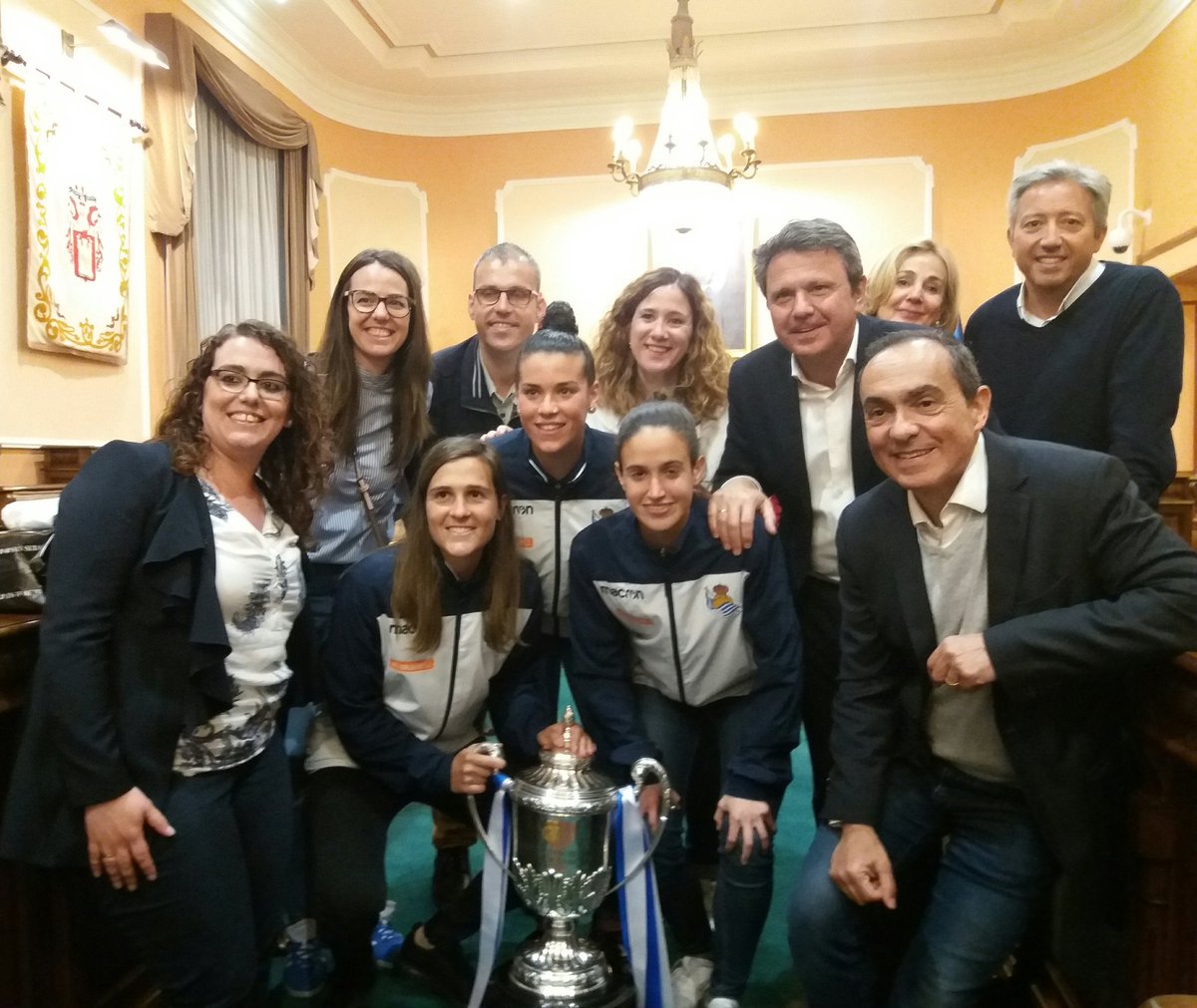 Emoción y reconocimiento a las chicas de la <a href="/RealSociedad/">Real Sociedad Fútbol</a> en <a href="/Irun_informa/">Irun_informa</a>. Gracias por traernos hasta Irun la #CopadelaReina que hemos compartido con nuestras irunesas <a href="/sann_9/">Sandra Ramajo</a> <a href="/lbindako/">Leire Baños</a> <a href="/SaraOlaizola/">Sara Olaizola</a> y nos faltaba Erkuden Lasa. #ZorionakNeskak