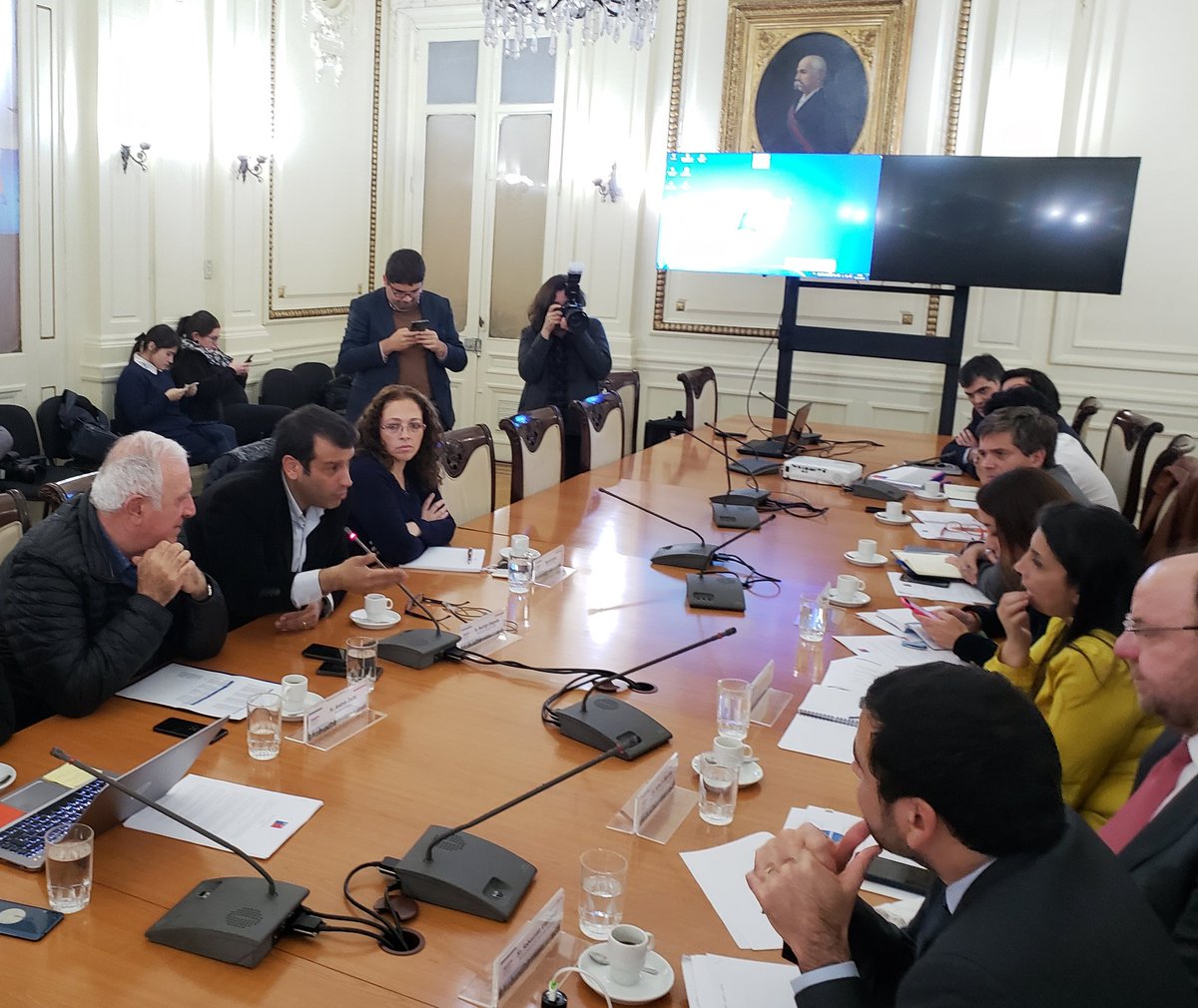 ESTÁ PASANDO| Alcaldes  <a href="/RodrigoDelgadoM/">Rodrigo Delgado Mocarquer</a> y <a href="/andreszarhi/">Andrés Zarhi</a> junto a intendenta <a href="/KarlaEnAccion/">Karla Rubilar Barahona</a> y ministro <a href="/amorenocharme/">Alfredo Moreno Charme</a> trabajan #PlaInvierno 🌧 y evalúan estrategias del programa #CódigoAzul para salvaguardar a personas que viven en situación de calle