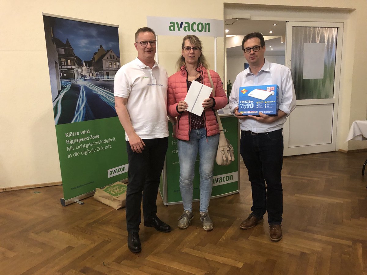 DetlefGieselman's tweet photo. Klasse, #Klötze! 150 Klötzerinnen und Klötzer haben sich heute beim #AvaconConnect #Glasfaserforum über #EchteGlasfaser bis ins Haus informiert. Tolle Gespräche, glückliche Tombola-Gewinner und viel Interesse für echtes #Breitband! https://t.co/FrapplPWLS https://t.co/wYQAkyv8xd