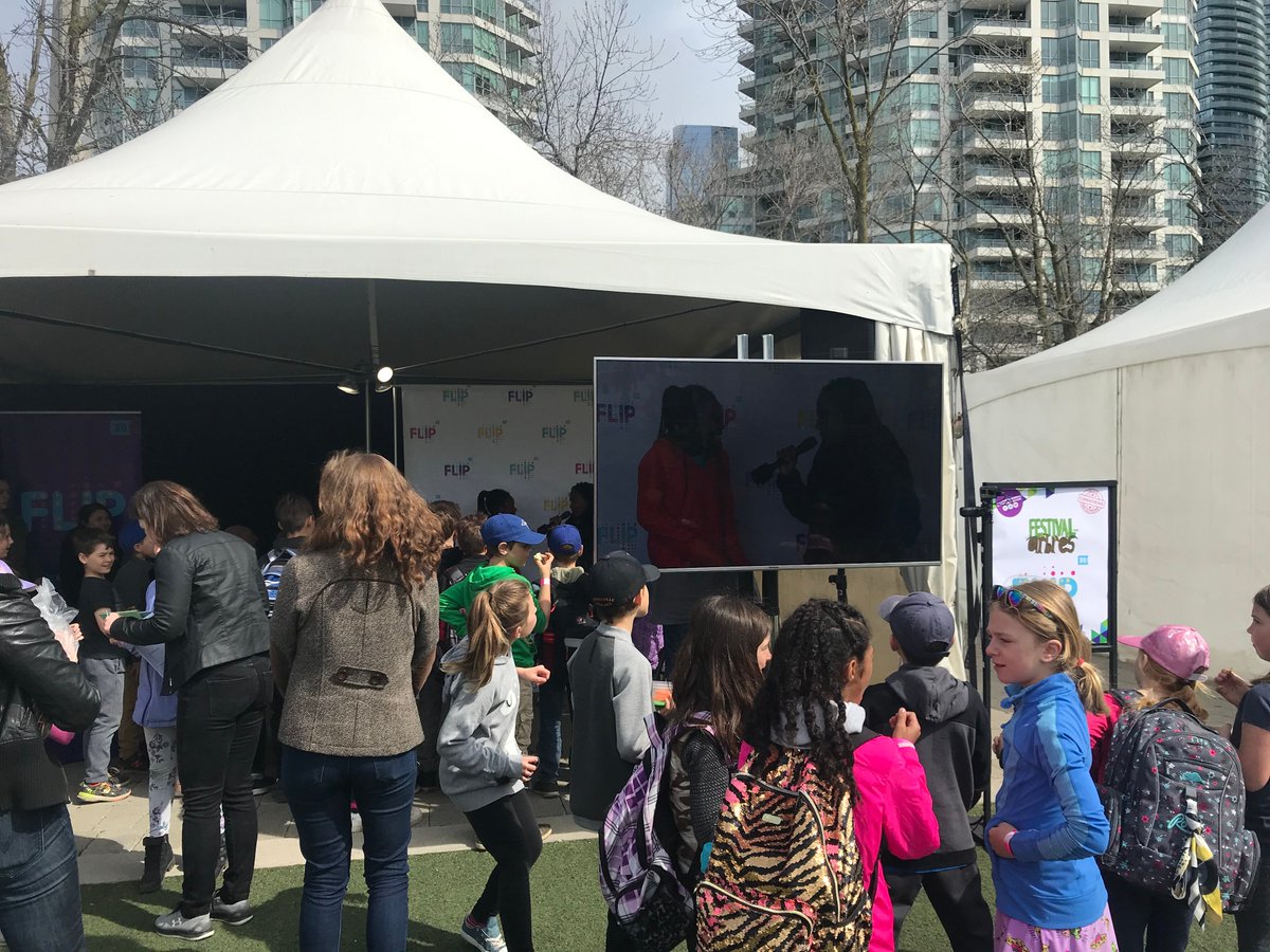 TFO_Ontario's tweet photo. Fin de journée au Festival des arbres de la @ForestofReading. Les équipes de #FlipTFO et #MiniTFO ont passé une journée remplie de surprises et d'activités amusantes avec les jeunes. Merci à toutes et à tous d'être passés nous rendre visite à notre kiosque.🌳#festivaldesarbres https://t.co/5S3QFa0irT