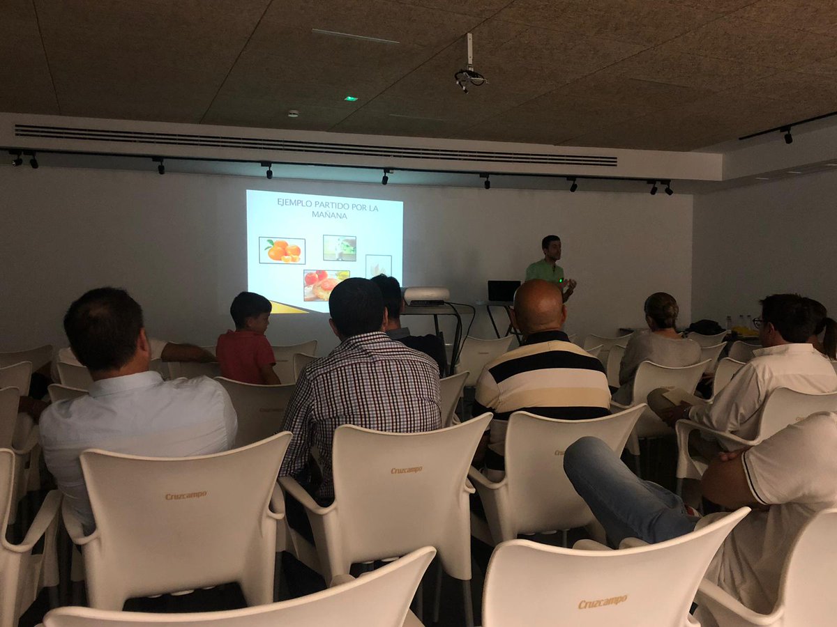 Interesante charla sobre la nutrición en los niños y hábitos  seguir... Impartida por un gran profesional como Antonio Antonio De Miguel Albarreal al que queremos dar las gracias  por colaborar con nuestro club....
Gracias  los asistentes y seguimos.!!!!!!
 #escueladevalores.