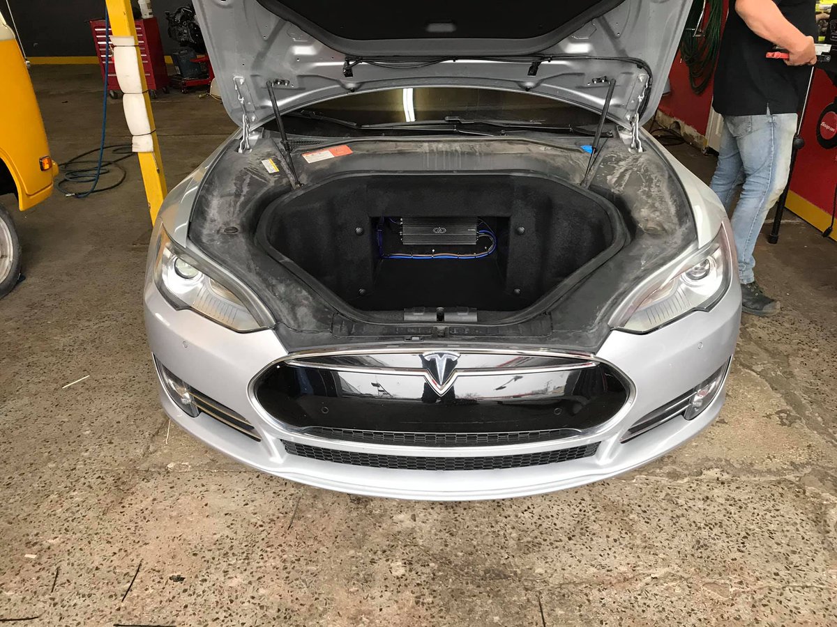 DDaudio's tweet image. This 2014 @Tesla Model S got a DD Sound Upgrade using our 8" DD REDLINE 608 Sub and DM1000a amp. Install by 514 Cartunes. 
#upgradeyoursound #tesla